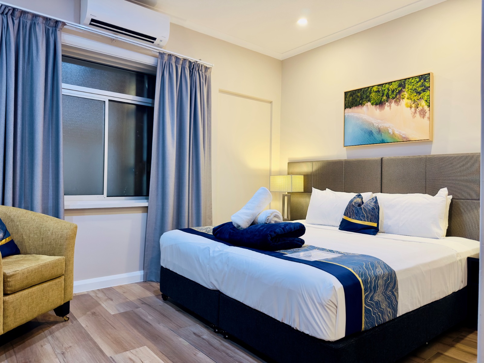 Superior Internal Room queen bed with feature artwork